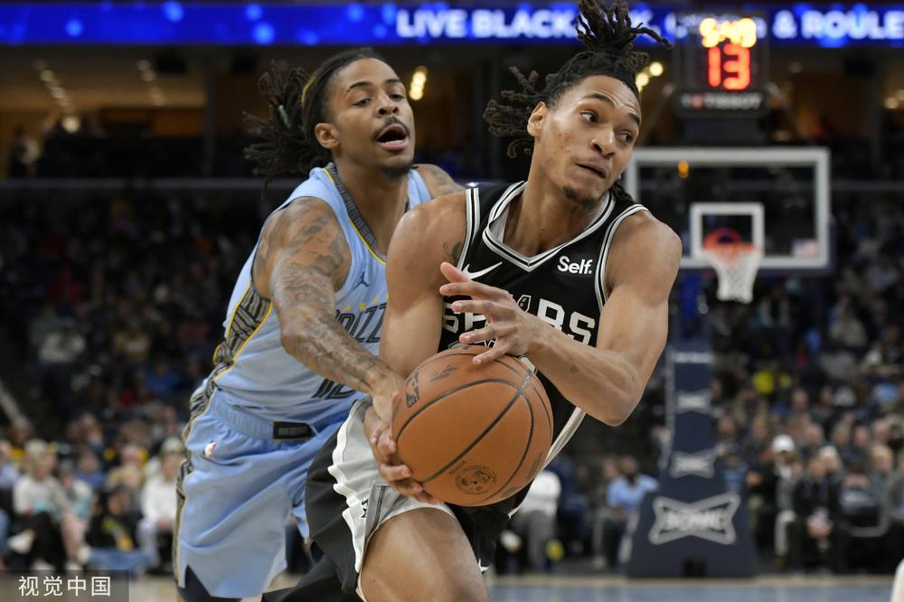 姆斯坐在考 姆斯坐在考